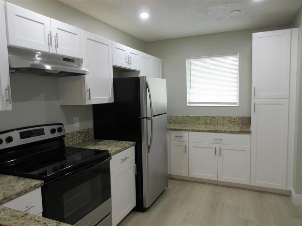 11448 Nw 42nd St - Photo 4 of 16
