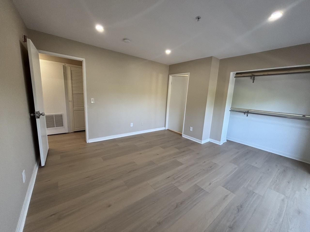6924 Vesper Avenue - Photo 4 of 10