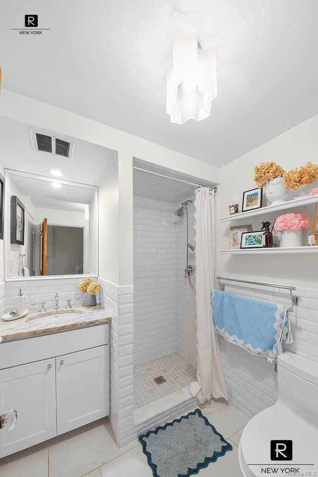 487 W 22nd St - Photo 6 of 12