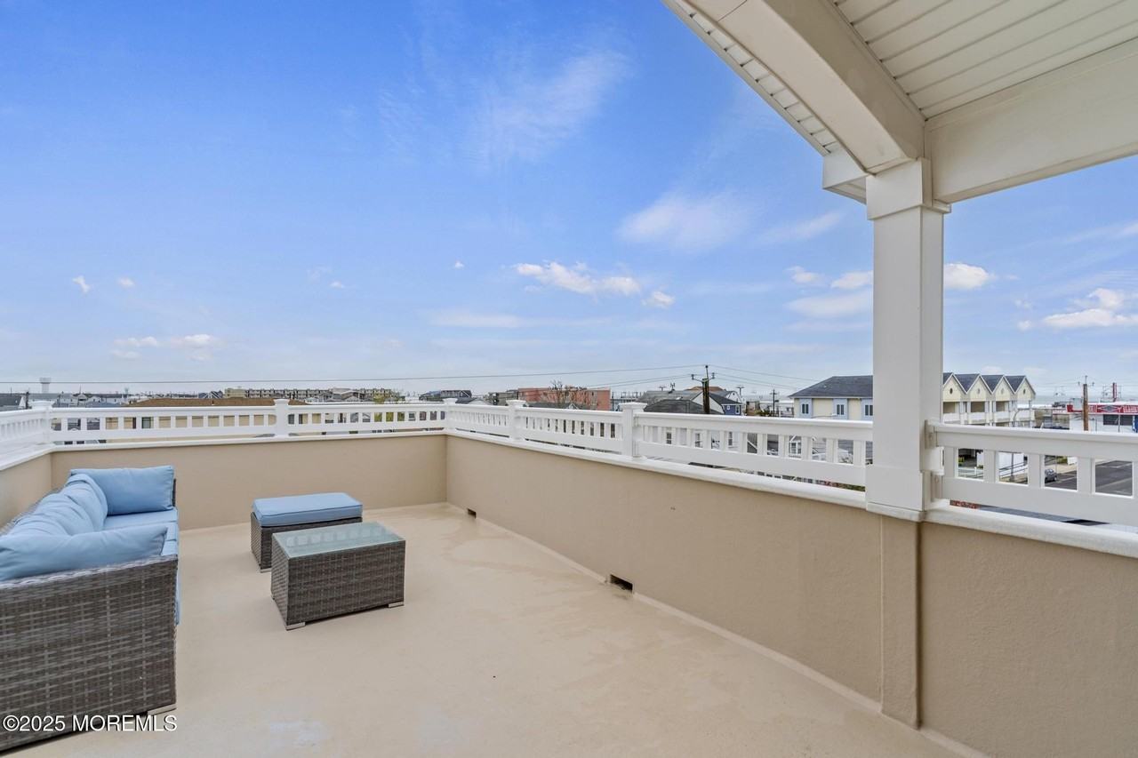53 Sheridan Ave - Photo 4 of 37