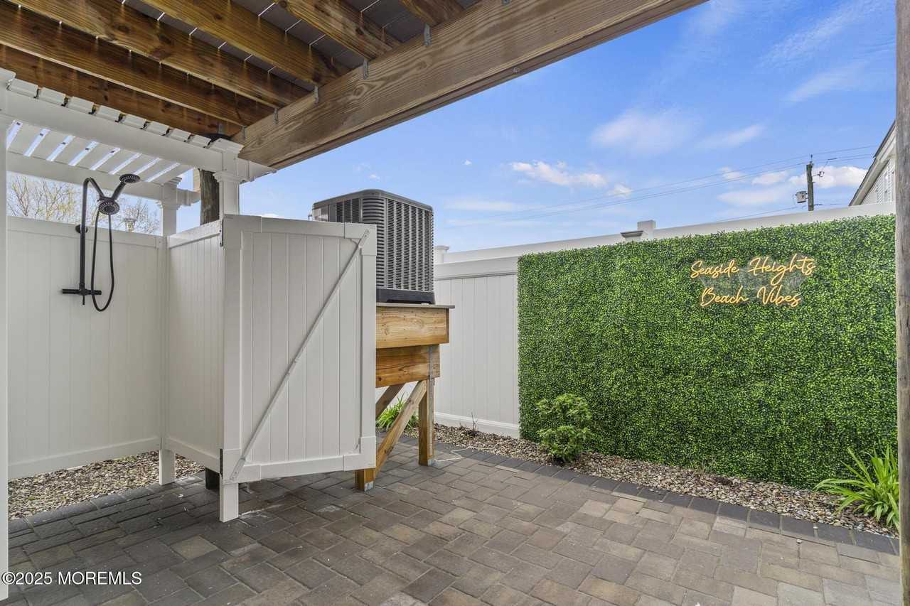 53 Sheridan Ave - Photo 5 of 37