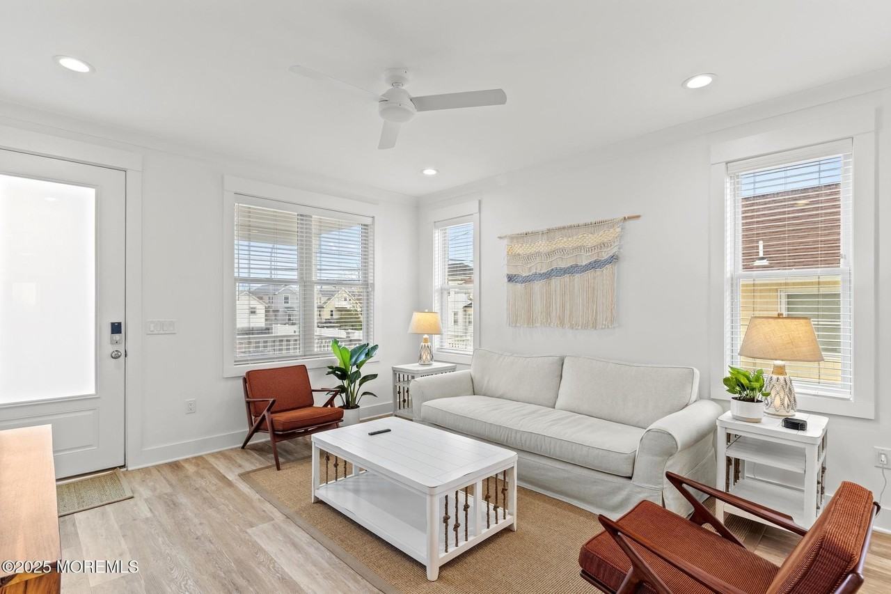 53 Sheridan Ave - Photo 7 of 37