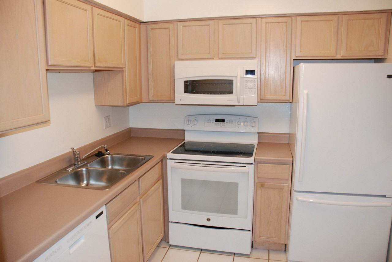 249 W Court Of Shorewood #2B - Photo 2 of 15