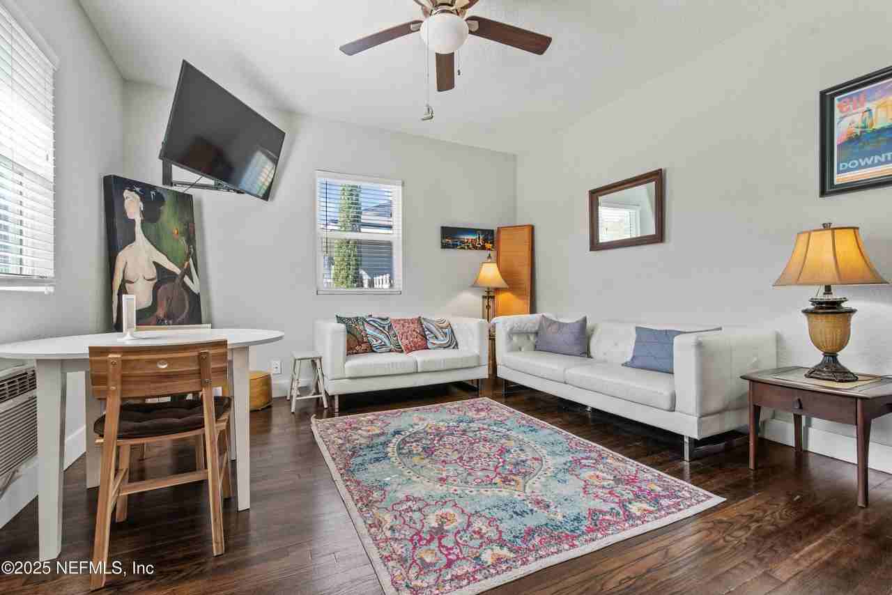 909 Cedar St - Photo 5 of 15