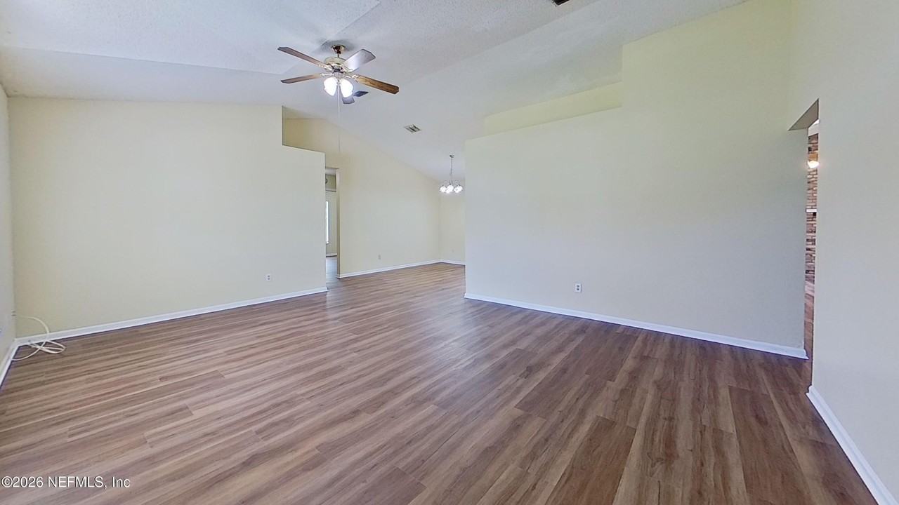 12958 Medford Ln - Photo 4 of 27