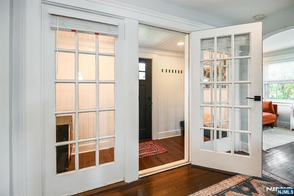 669 Doremus Ave - Photo 4 of 28