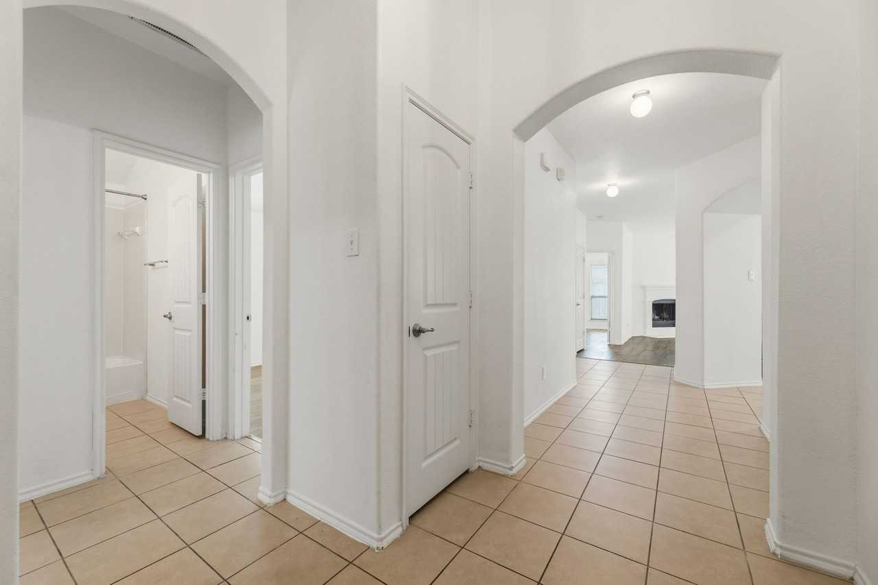 1011 Meadow Green Ct - Photo 4 of 28