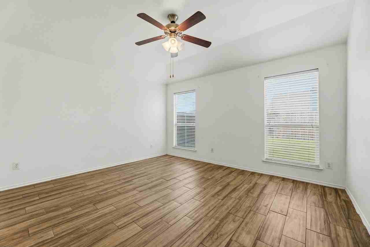 1011 Meadow Green Ct - Photo 5 of 28