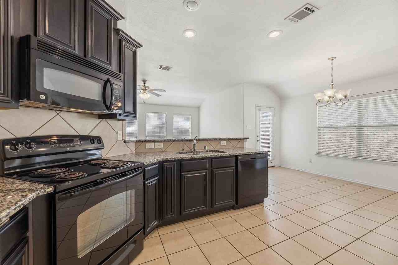 1011 Meadow Green Ct - Photo 6 of 28