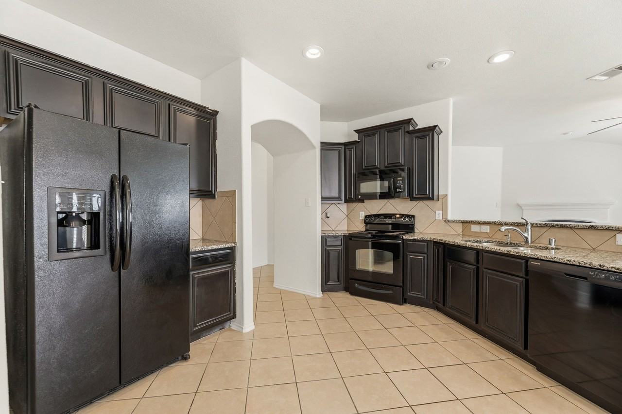1011 Meadow Green Ct - Photo 7 of 28