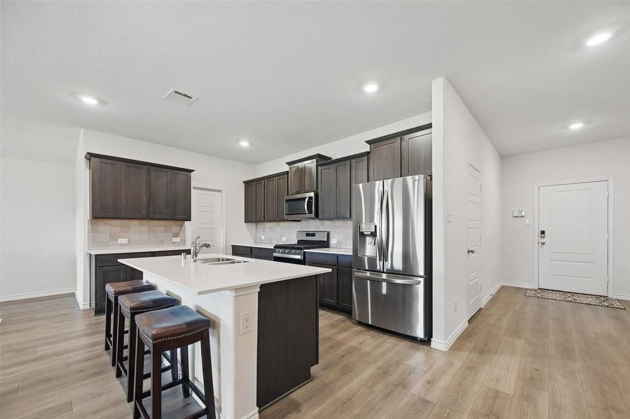 312 Duke Ct - Photo 3 of 29