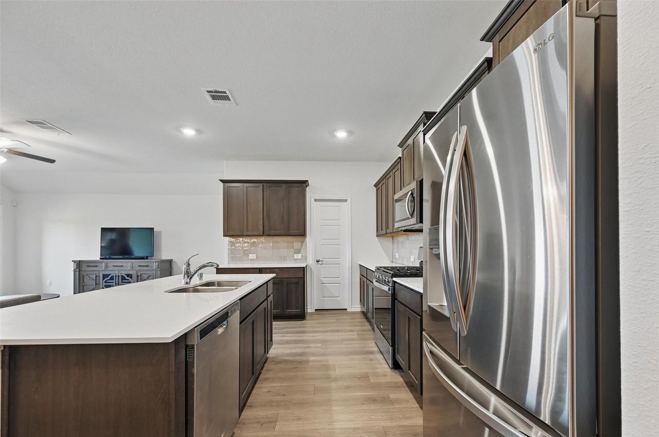 312 Duke Ct - Photo 4 of 29