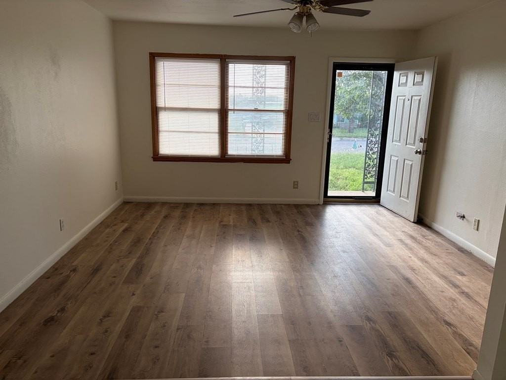 604 Steakley St - Photo 3 of 21