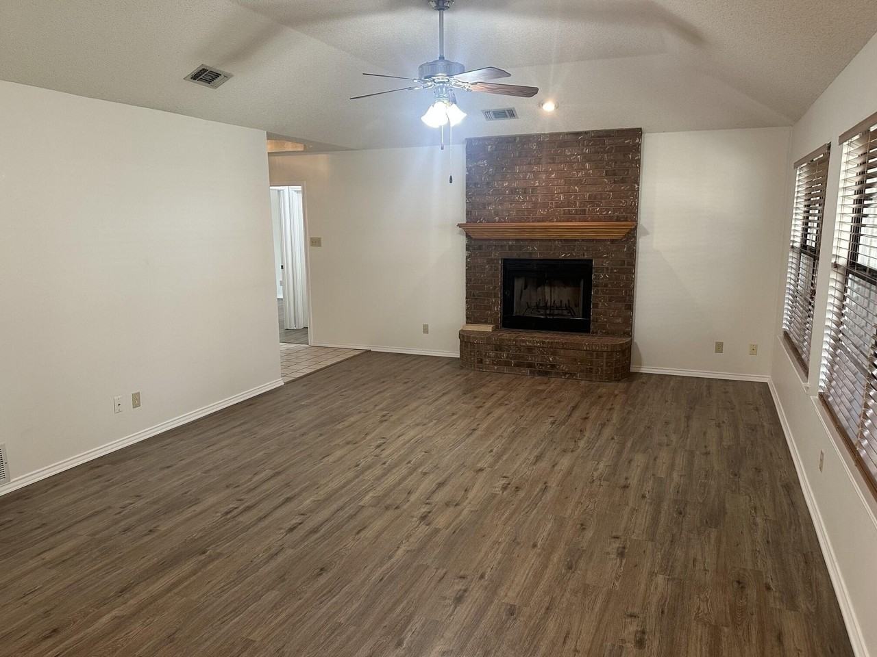 3326 Maplewood Dr - Photo 4 of 21
