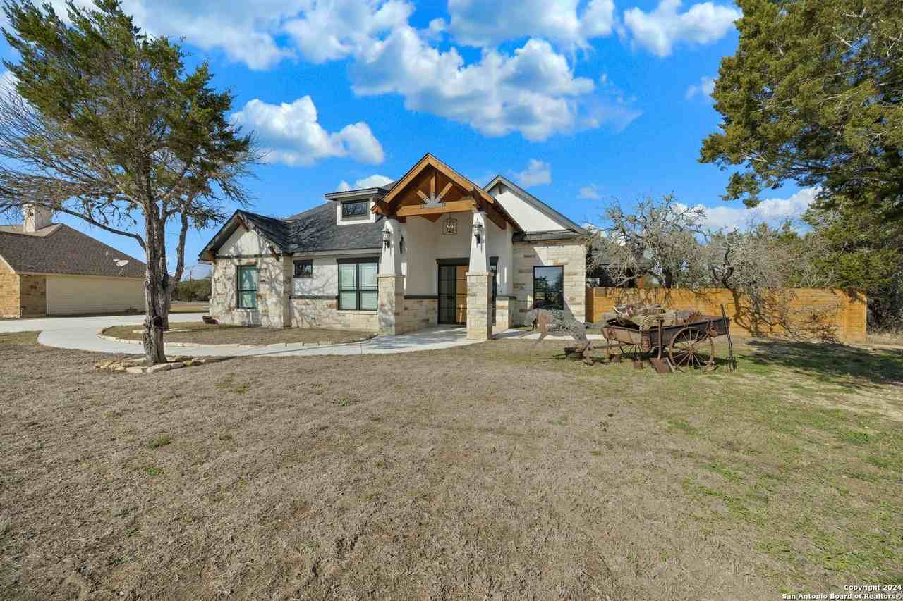 123 Broken Spur Cir - Photo 2 of 26