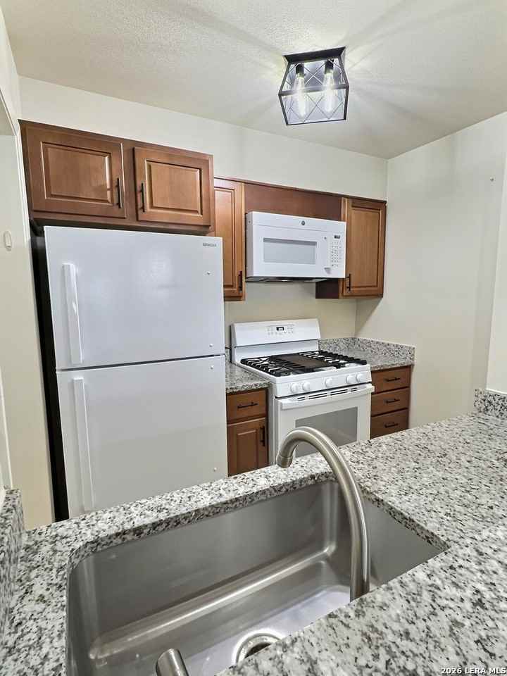 8030 Broadway - Photo 4 of 13