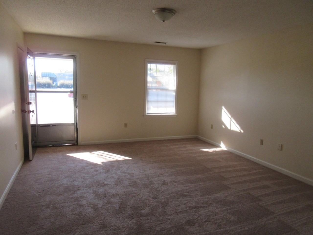 211 W Hampton Ave #7 - Photo 3 of 8