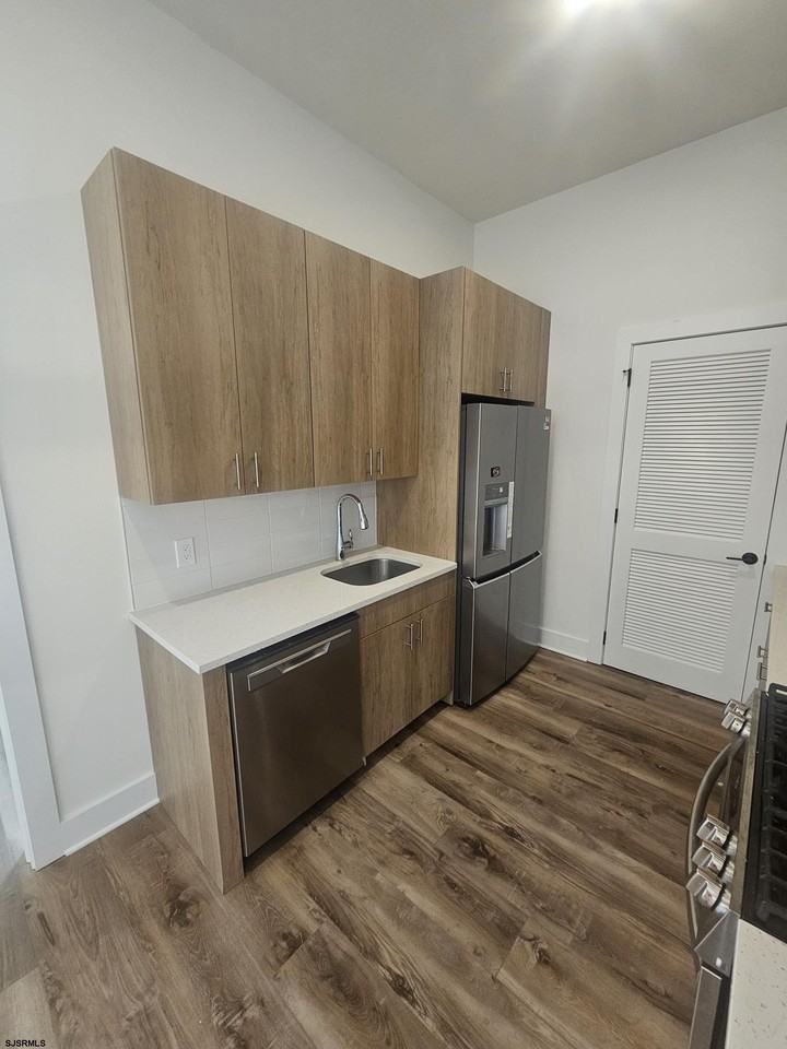 124 Saint James Pl #7 - Photo 3 of 44