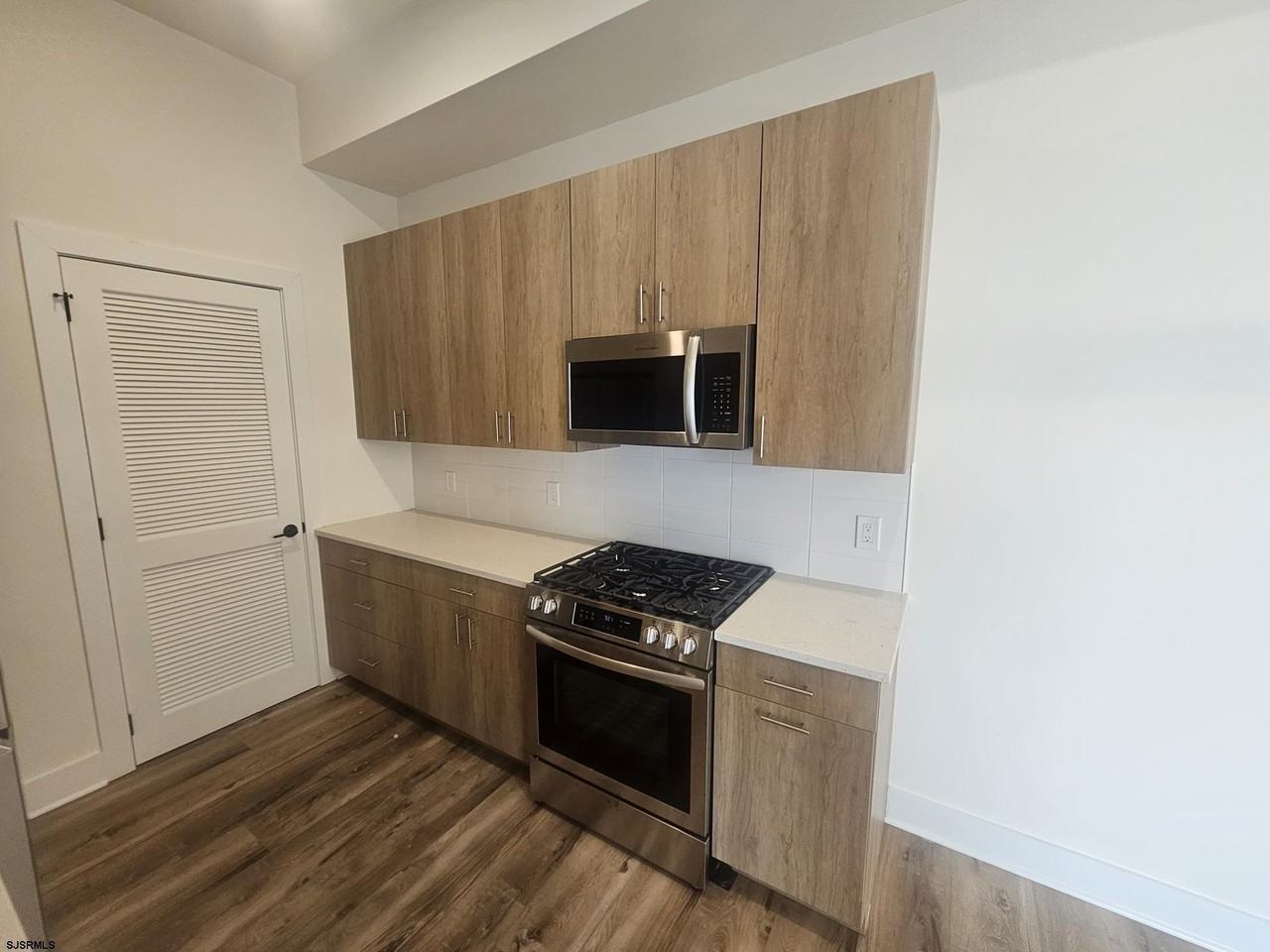 124 Saint James Pl #7 - Photo 4 of 44