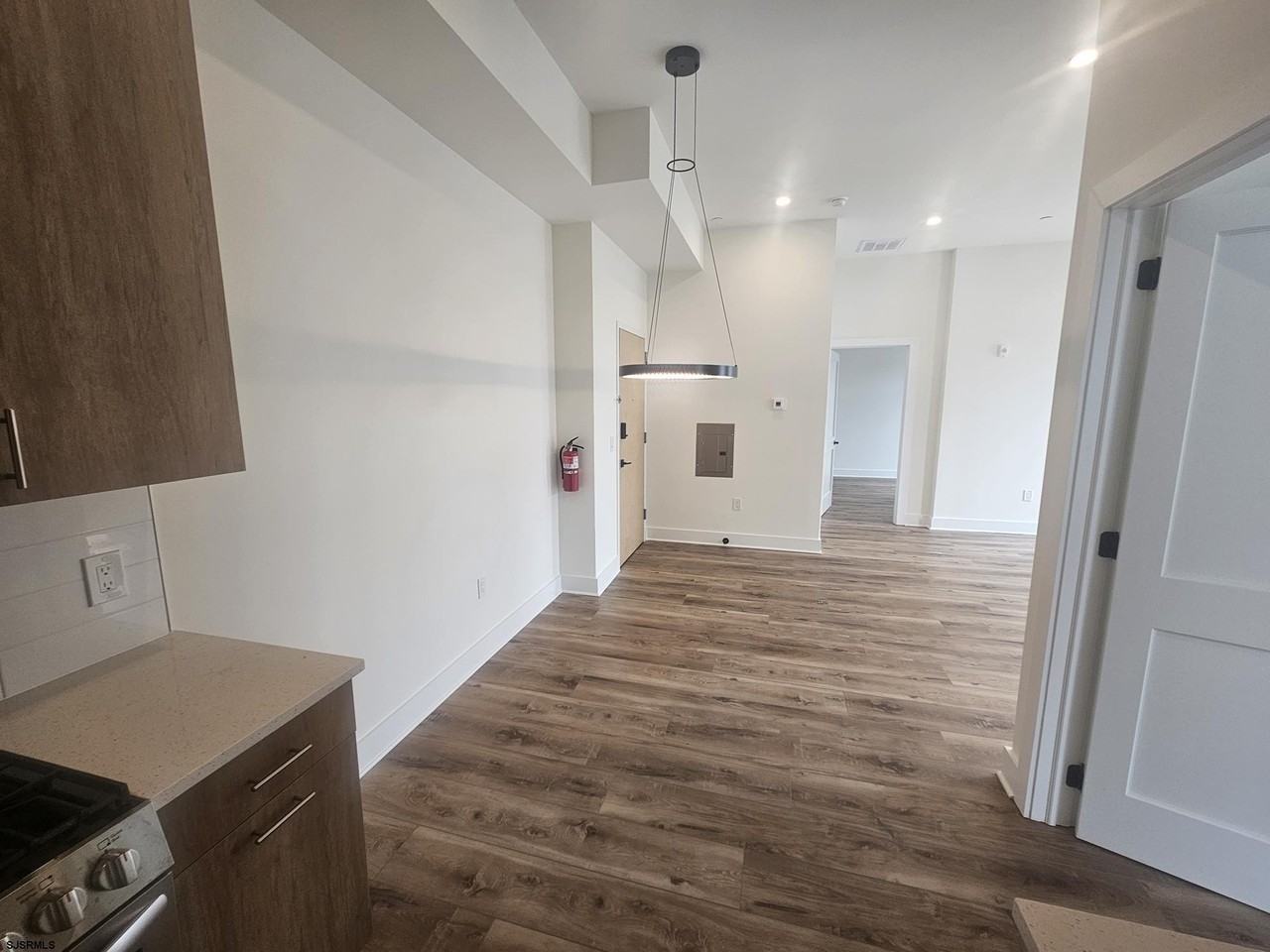 124 Saint James Pl #7 - Photo 6 of 44
