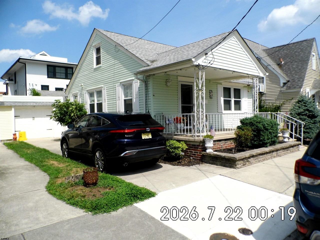 819 Pelham Pl - Photo 2 of 33