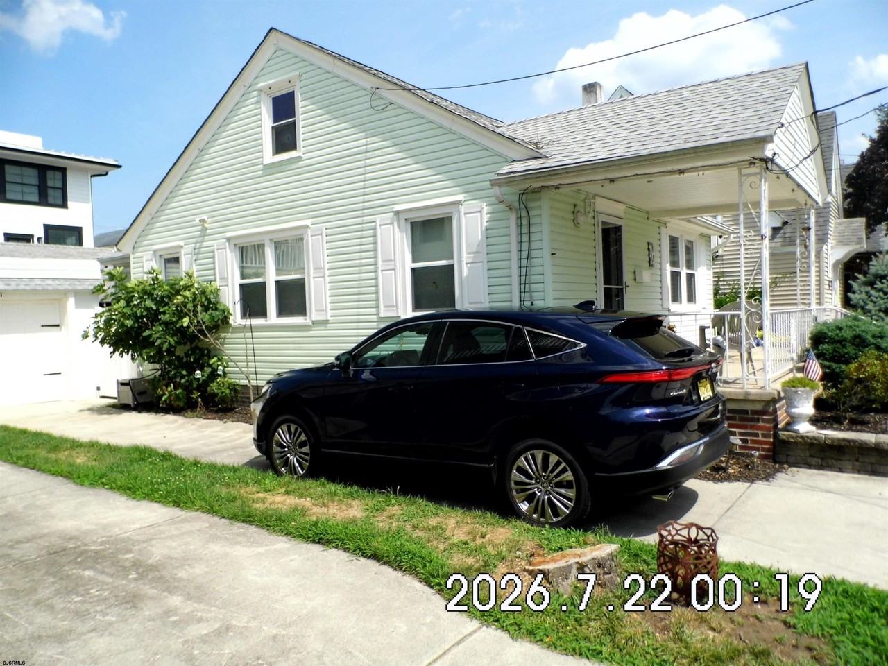 819 Pelham Pl - Photo 3 of 33