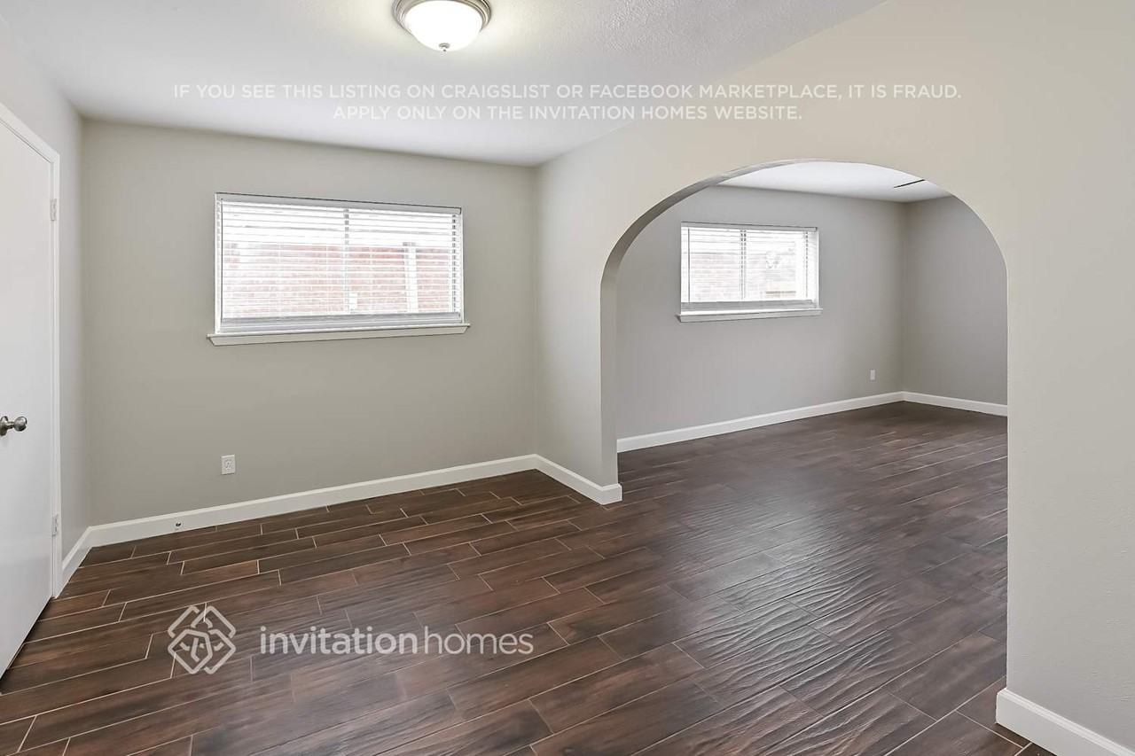 11122 Kirwin Ln - Photo 2 of 16