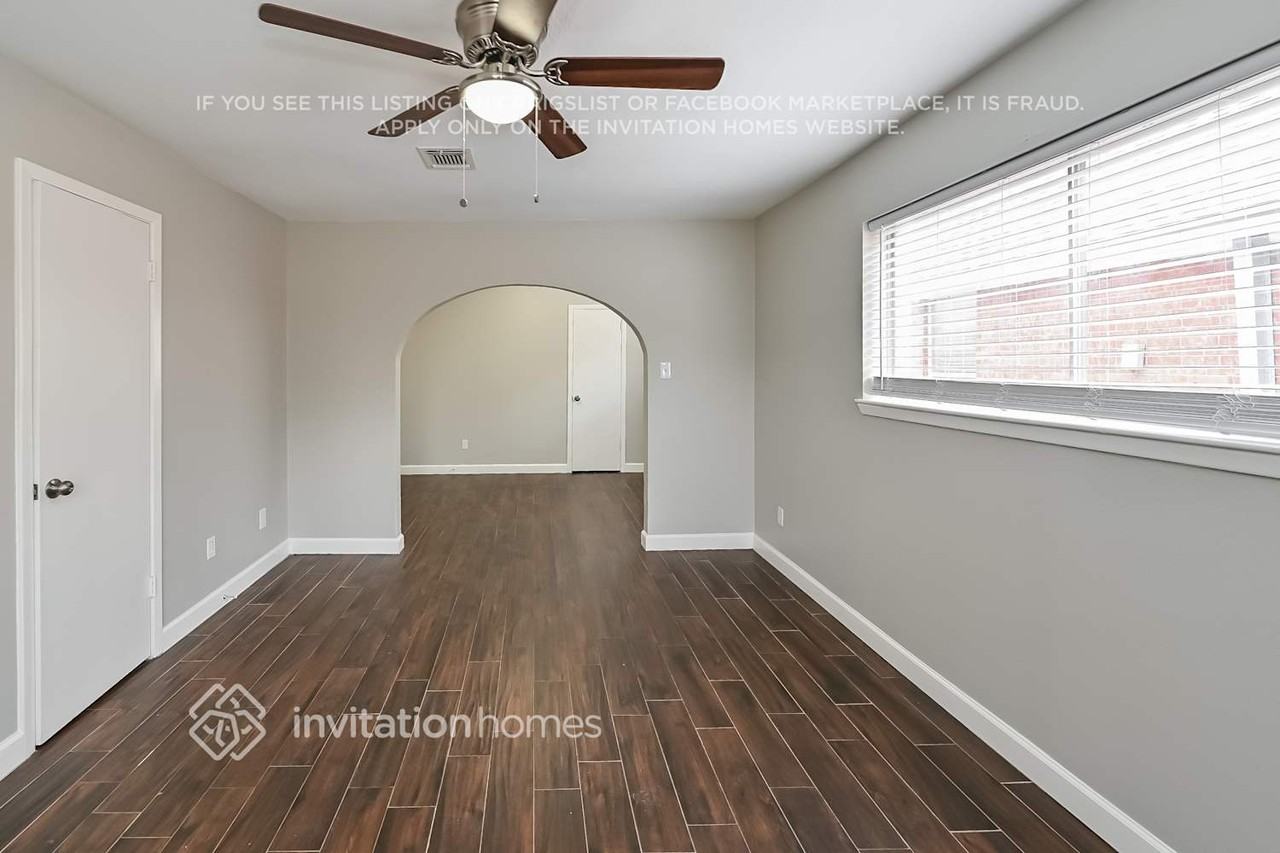 11122 Kirwin Ln - Photo 3 of 16