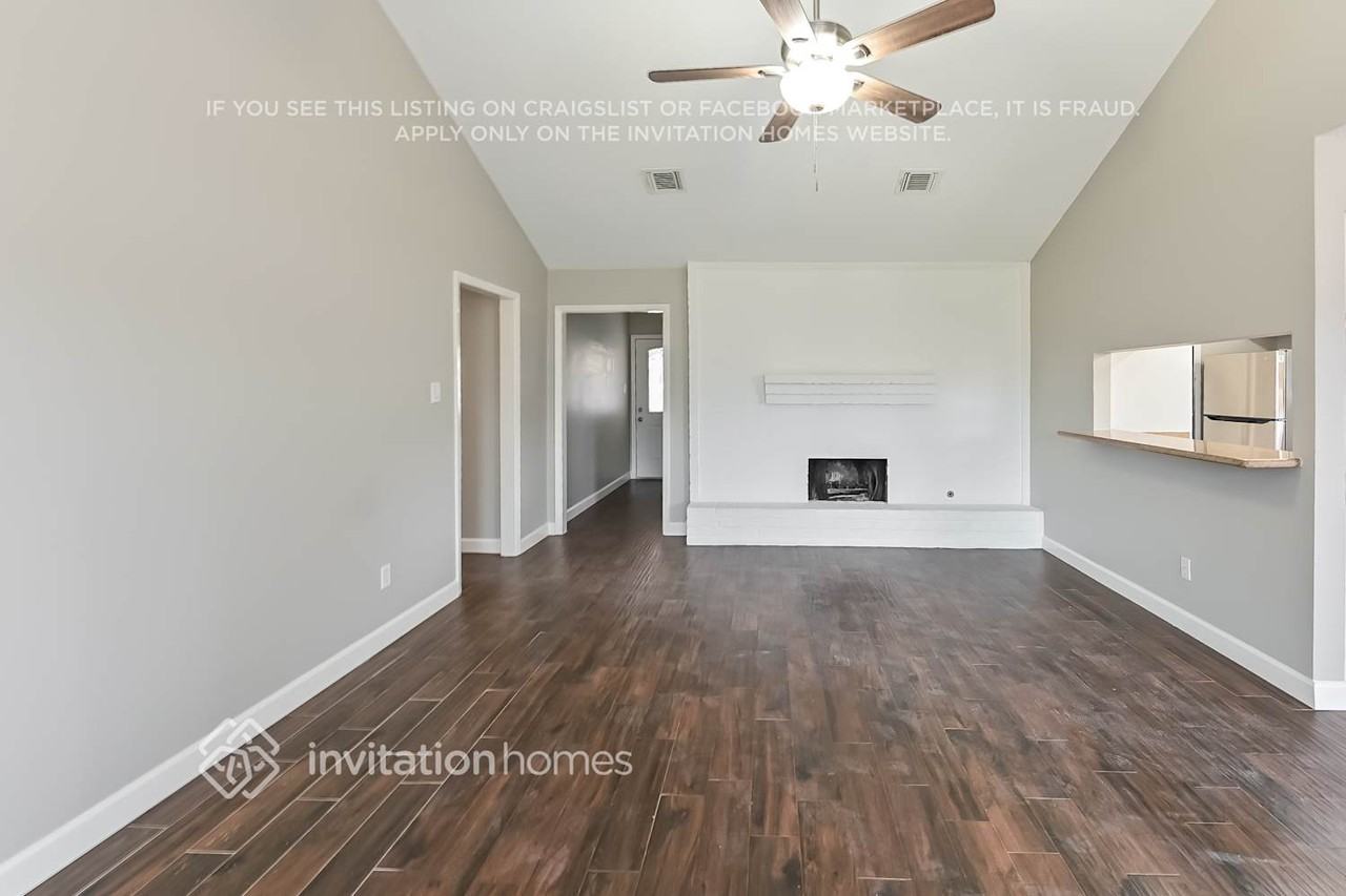 11122 Kirwin Ln - Photo 4 of 16