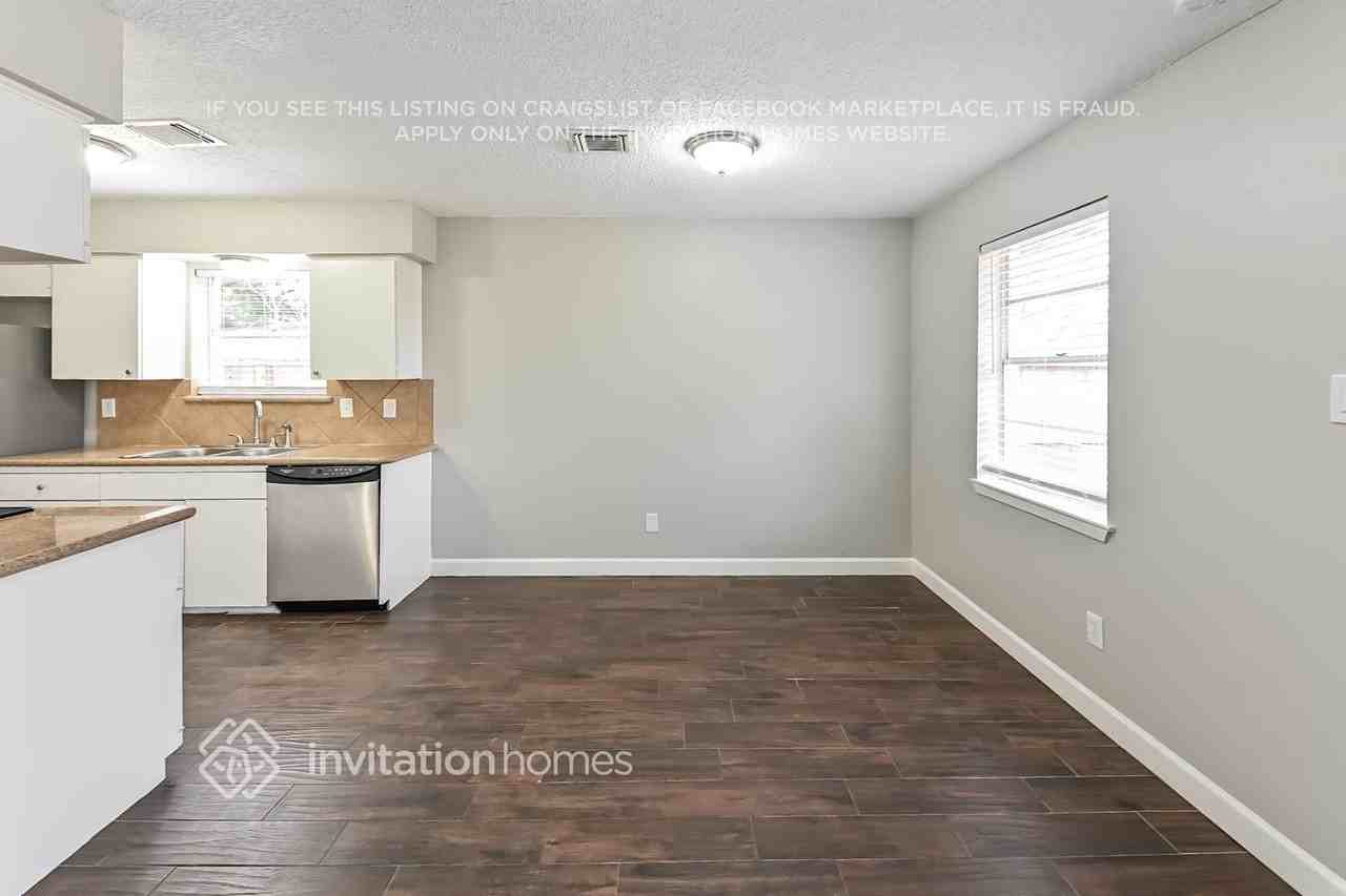 11122 Kirwin Ln - Photo 7 of 16
