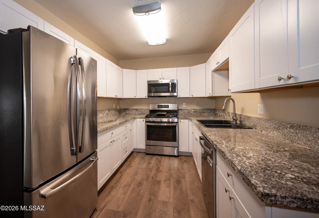 2217 E Silver St - Photo 4 of 26