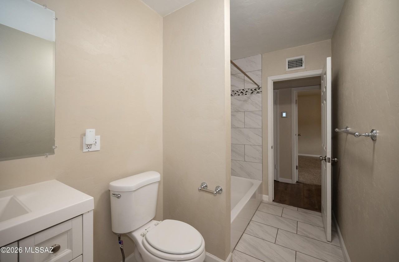 2217 E Silver St - Photo 7 of 26
