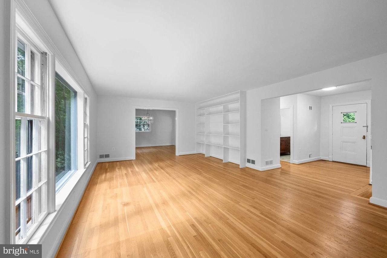 2816 Ellicott St Nw - Photo 4 of 35