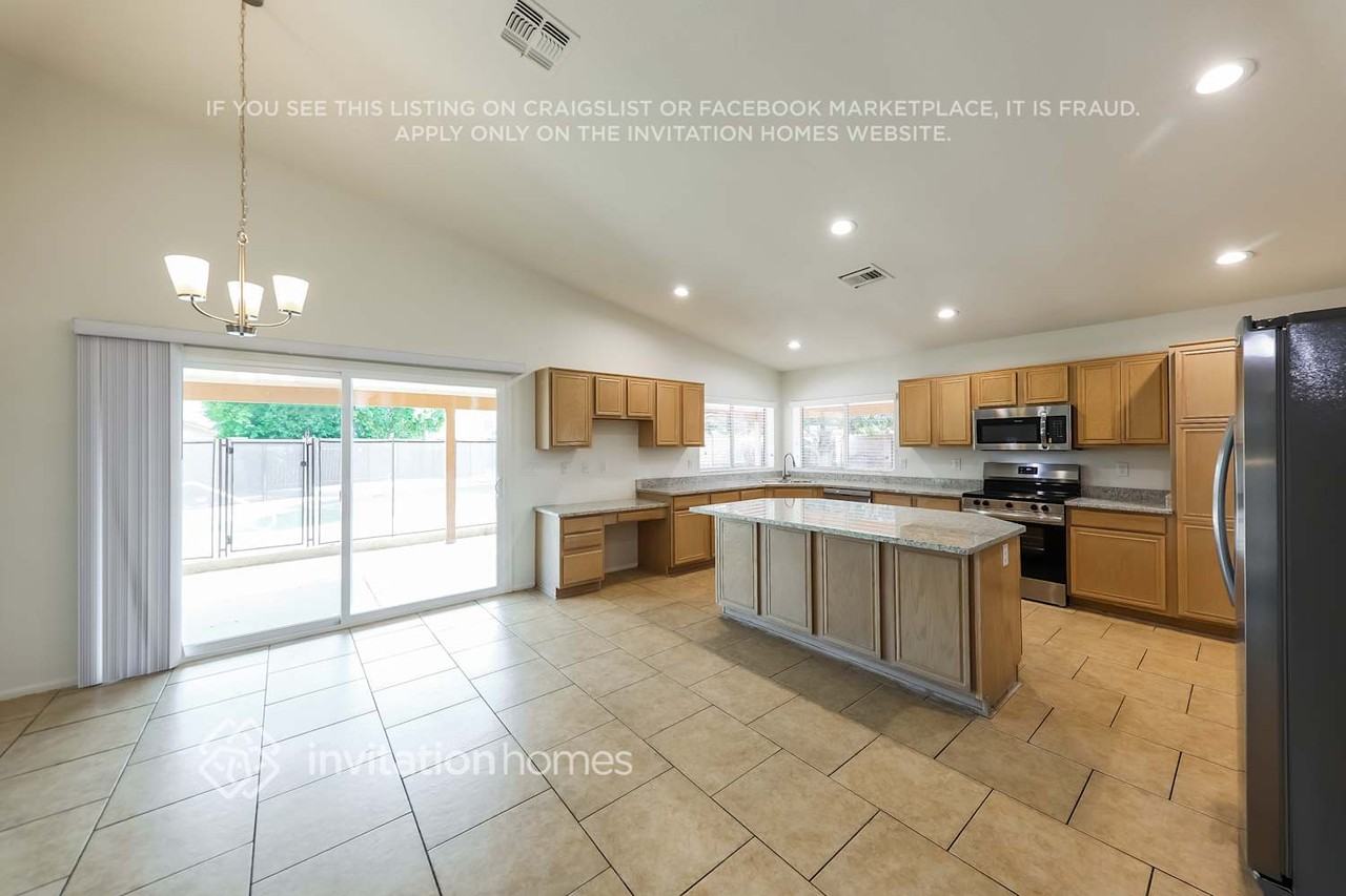 5584 W Mercer Ln - Photo 7 of 19