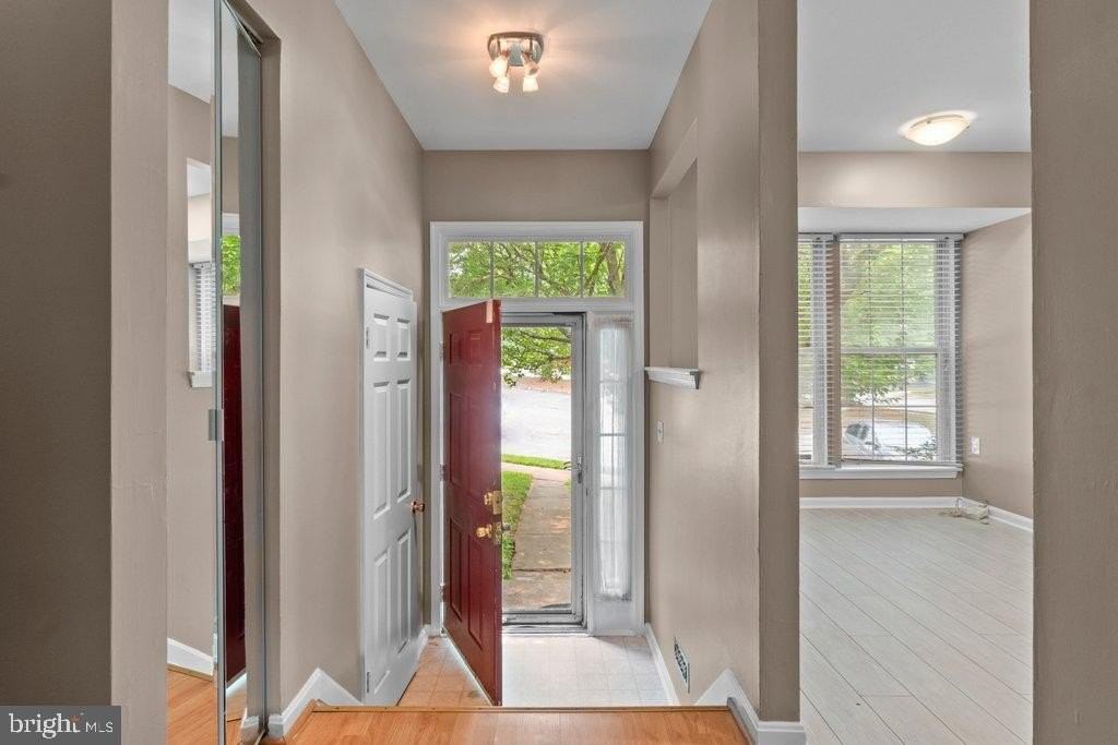 8 Wessex Ct - Photo 4 of 39