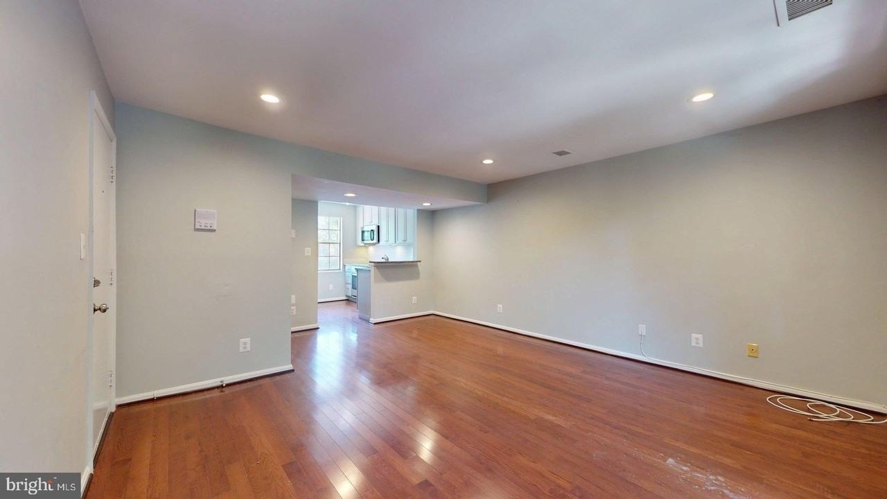 1407 E Abingdon Dr #4 - Photo 4 of 30