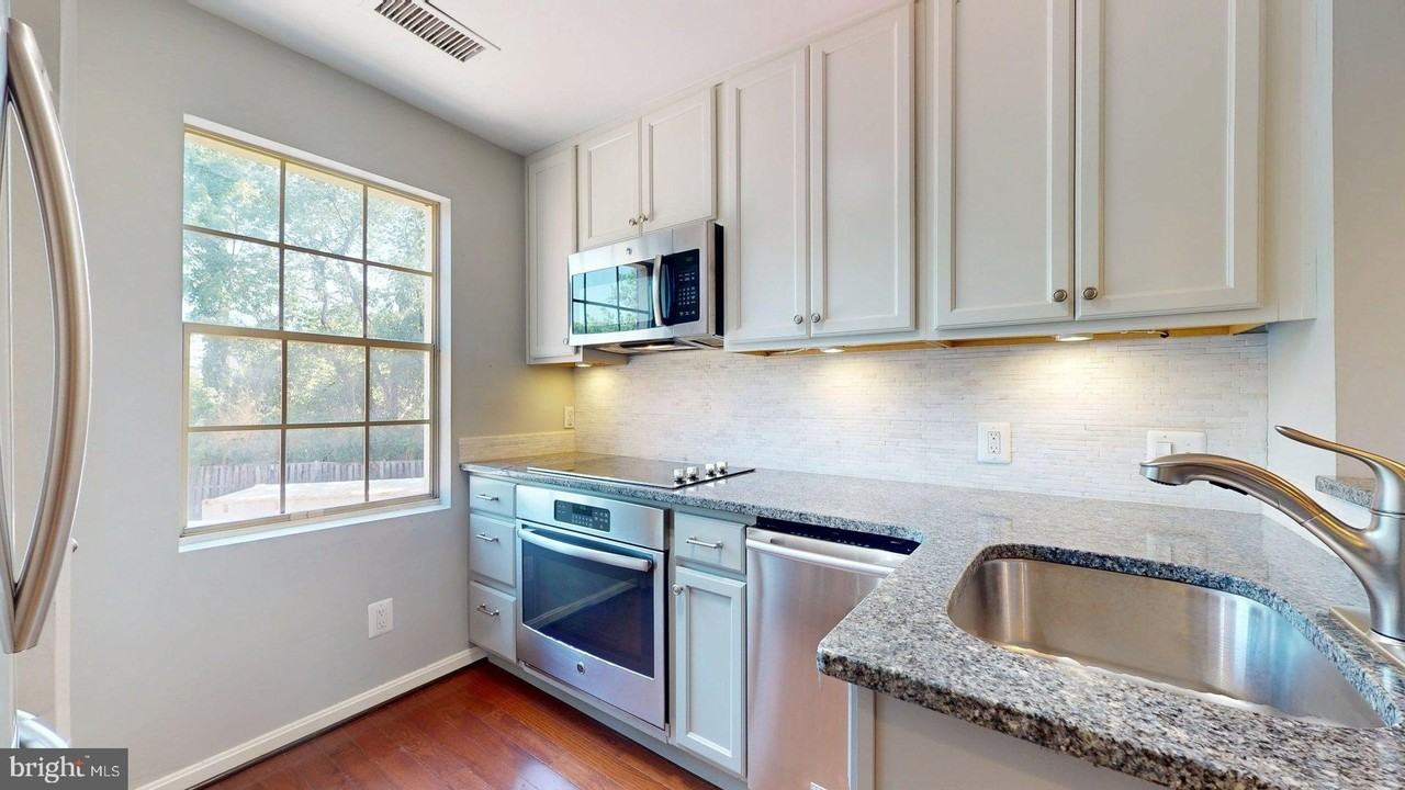 1407 E Abingdon Dr #4 - Photo 7 of 30