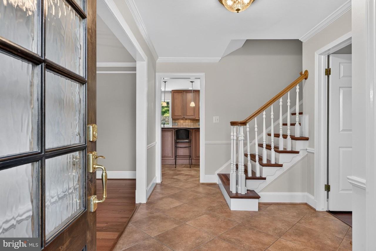 1022 Delf Dr - Photo 2 of 42