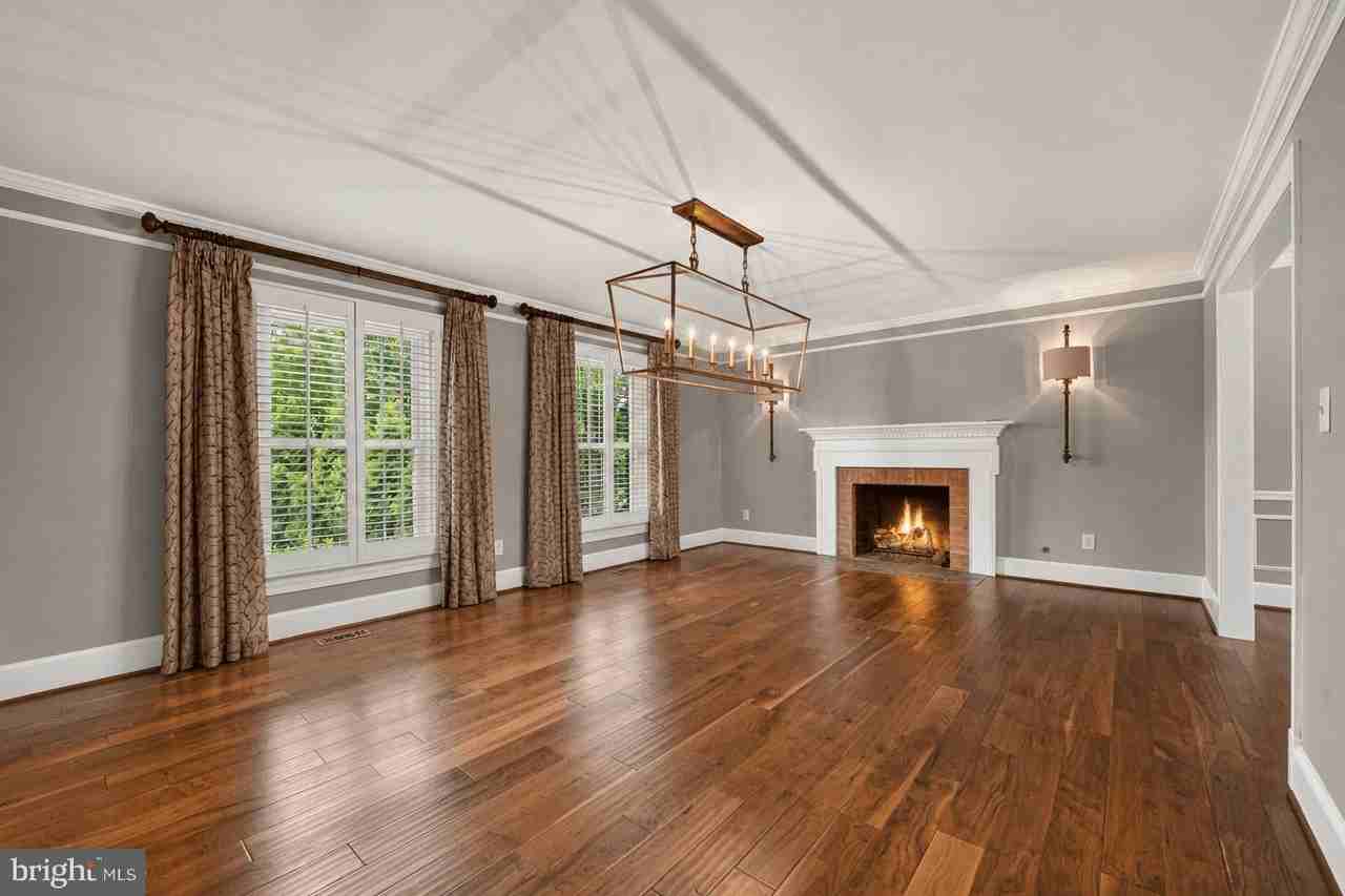 1022 Delf Dr - Photo 3 of 42