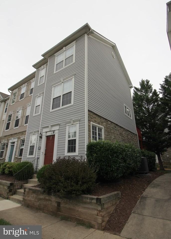 21790 Jarvis Sq - Photo 2 of 25