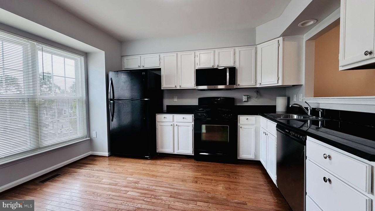 13042 Hunterbrook Dr - Photo 6 of 21