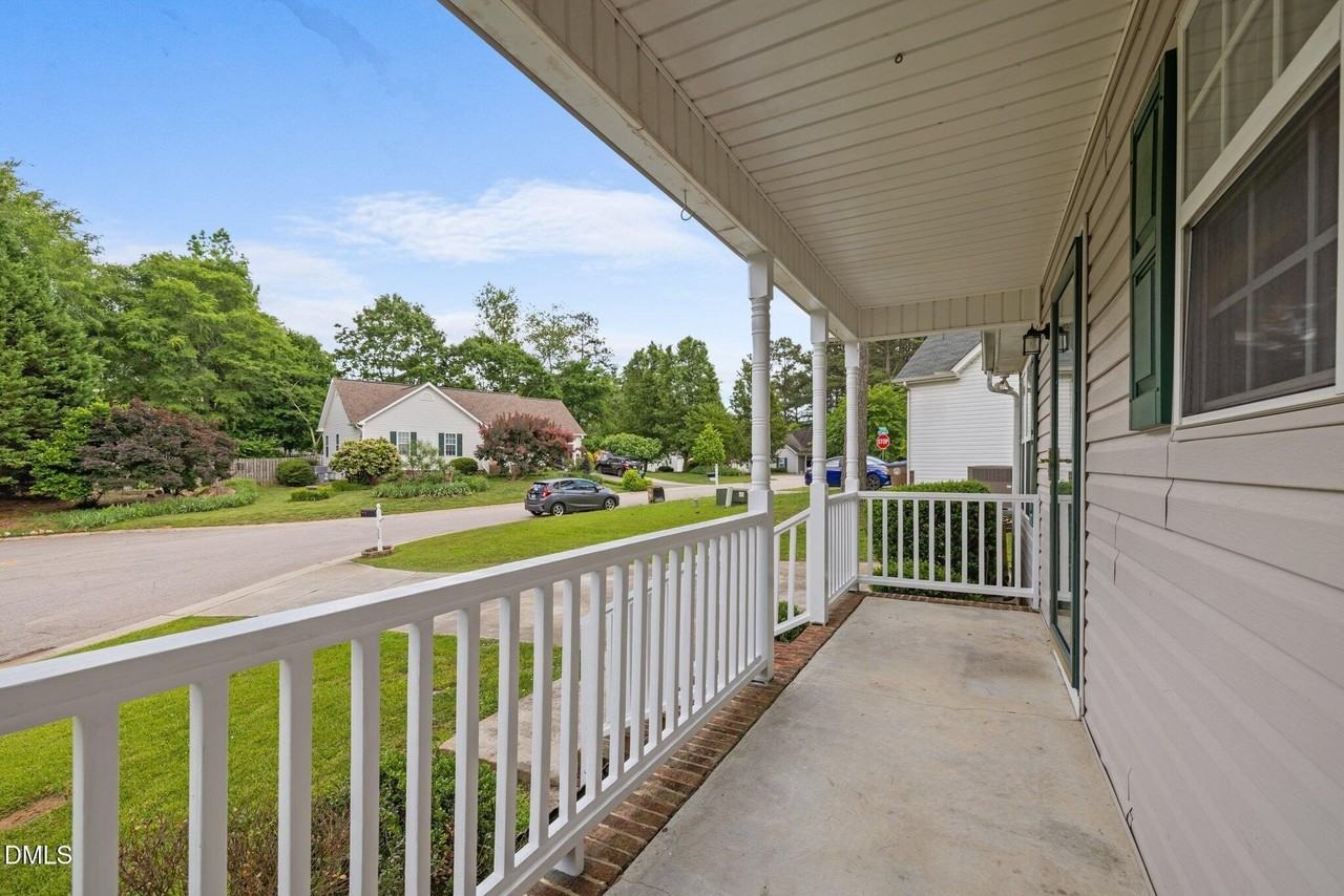 404 Foxbridge Ct - Photo 5 of 33