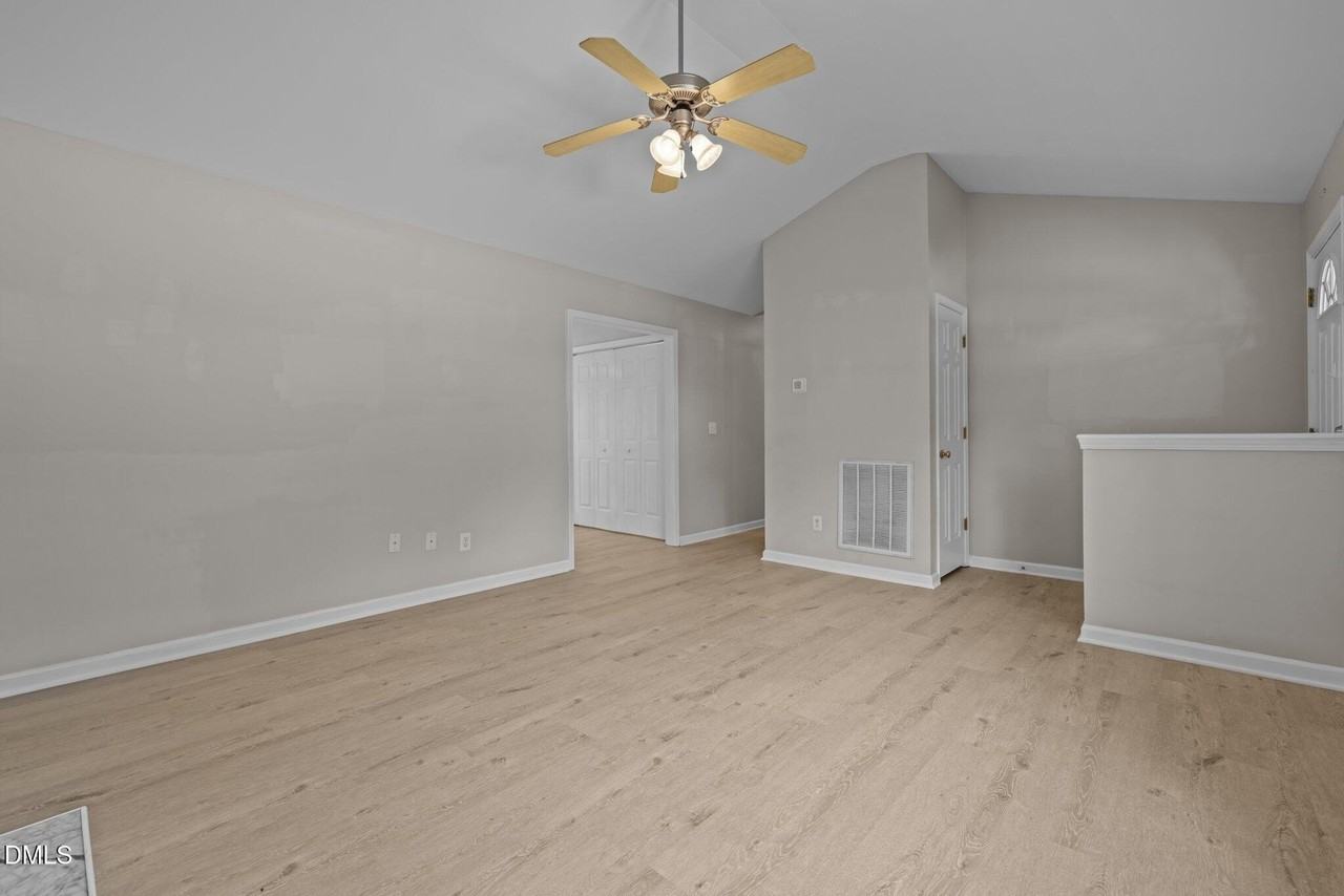 404 Foxbridge Ct - Photo 6 of 33