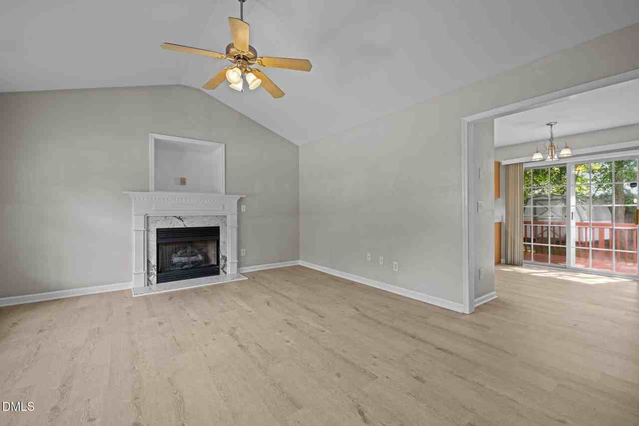 404 Foxbridge Ct - Photo 7 of 33
