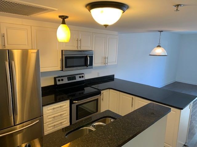 456 King Edward Ave ##309 - Photo 4 of 17