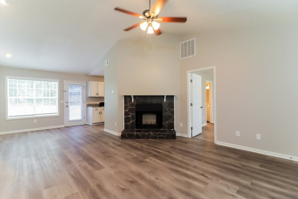 4961 Hampstead Ln - Photo 4 of 15