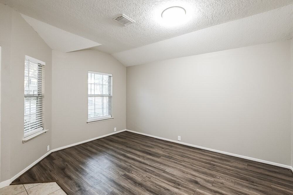 10403 Falling River Dr - Photo 5 of 16
