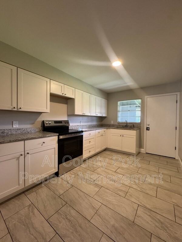 1138 Sycamore St - Photo 6 of 16