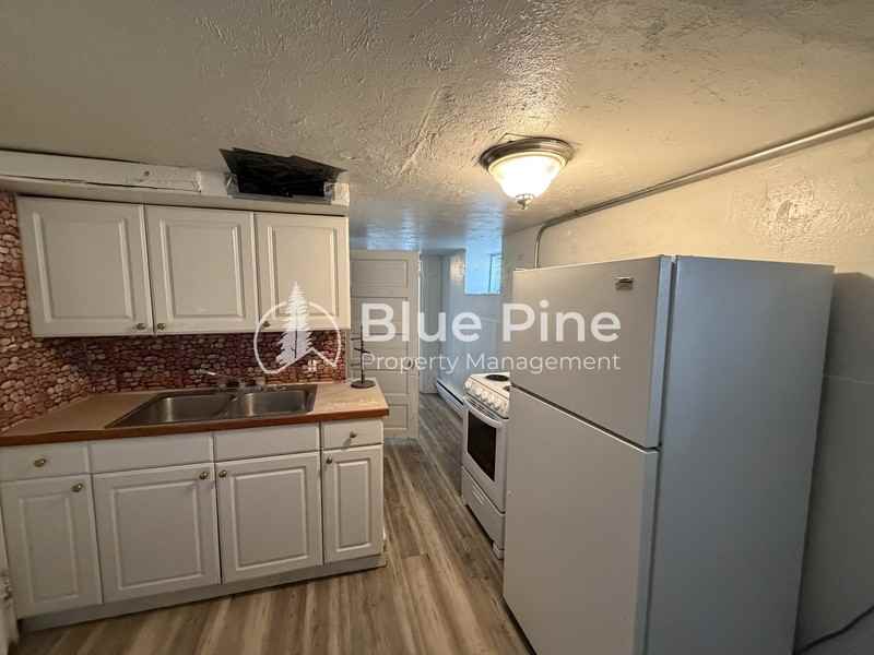 560 Oneida Ave #1 - Photo 3 of 7