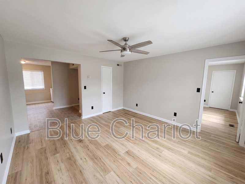 708 Ellington St - Photo 4 of 12